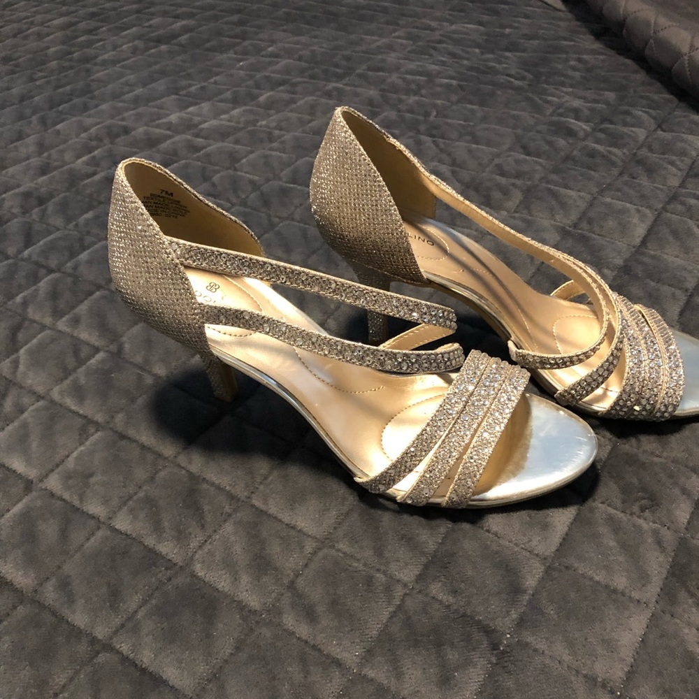 🎉HOST PICKS🎉🎉🎉BANDOLINO golden sandals size 7